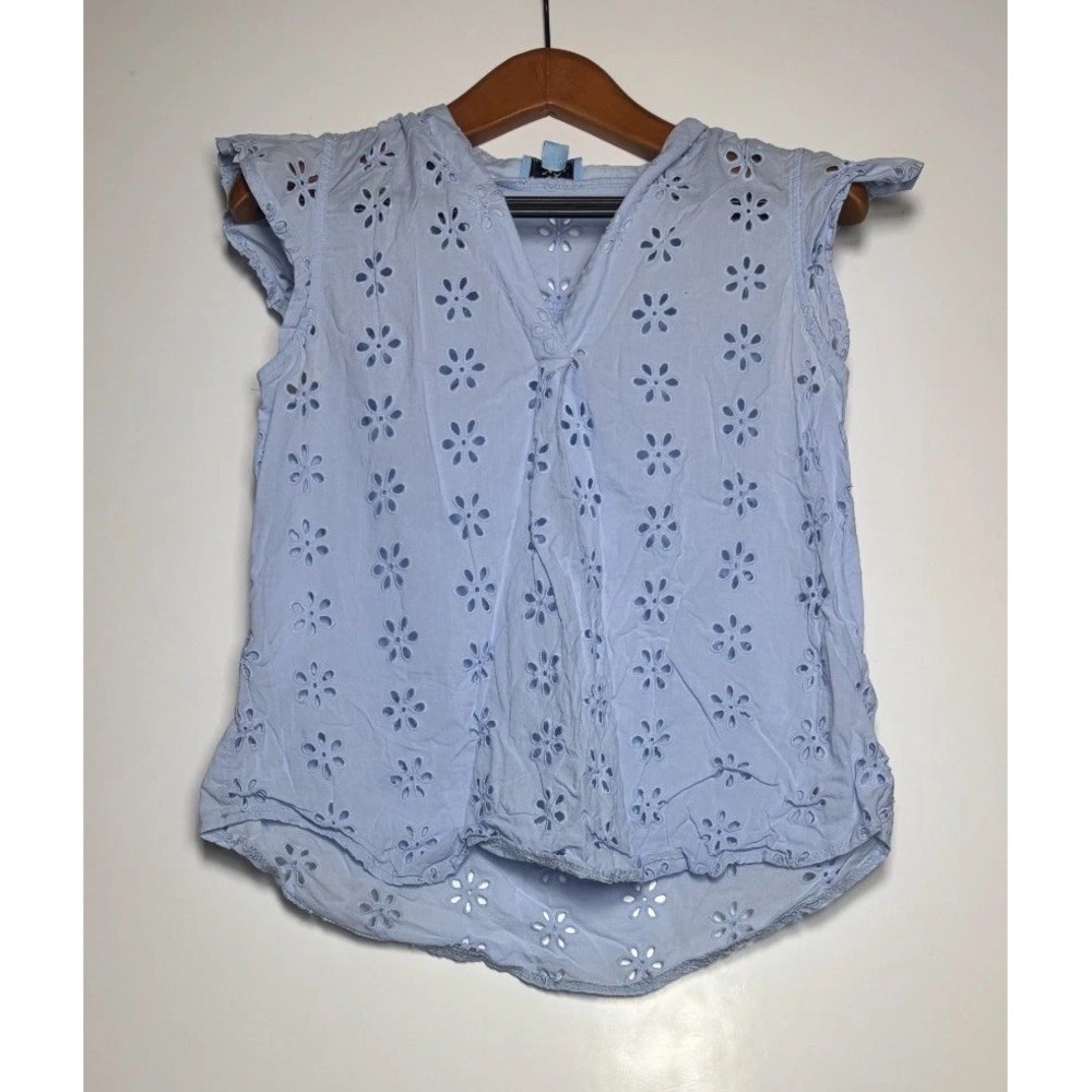 CeCe Blouse Top Womens Medium Light Blue Floral Eyelet Cap Sleeve Split Neck